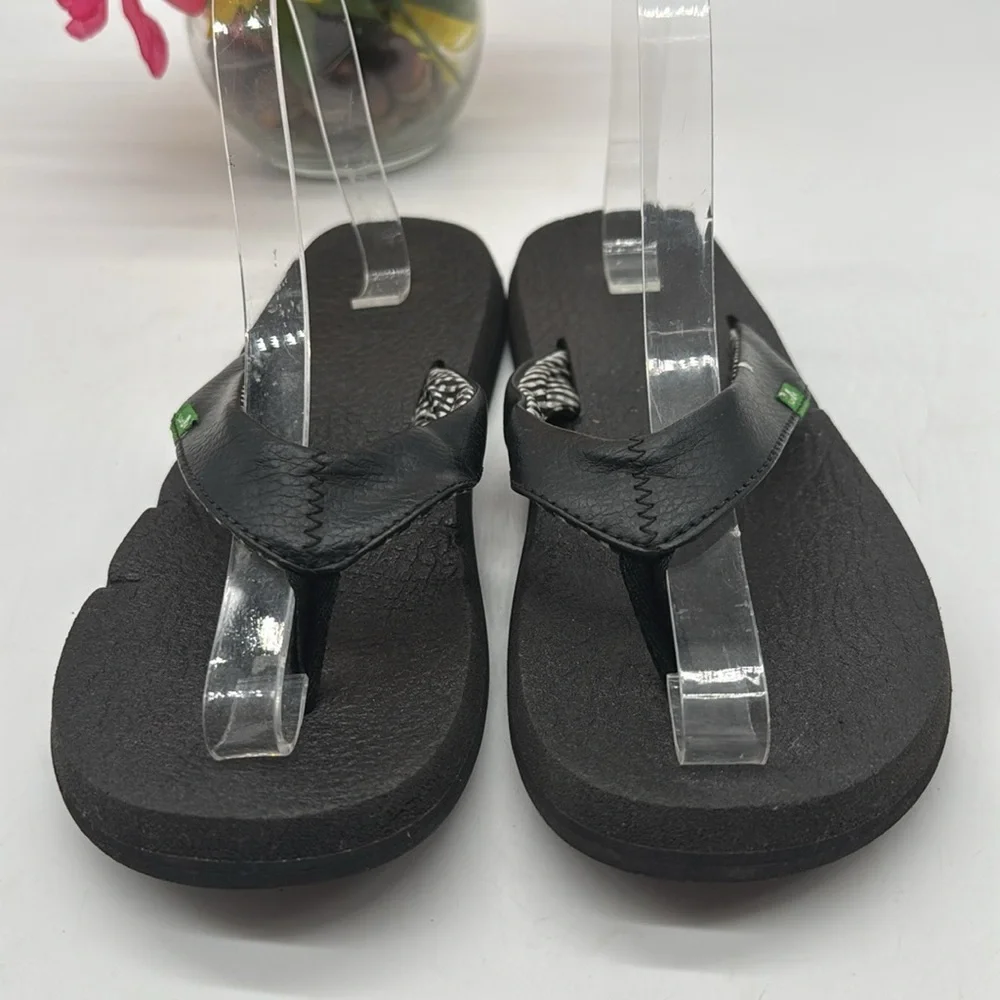 Black Textured Accessory with Green Tag FFT7971F
